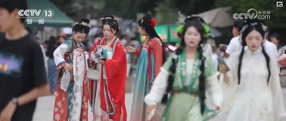 历史是底气！着华服、绾青丝、点朱丹……文化“穿”在百姓身上