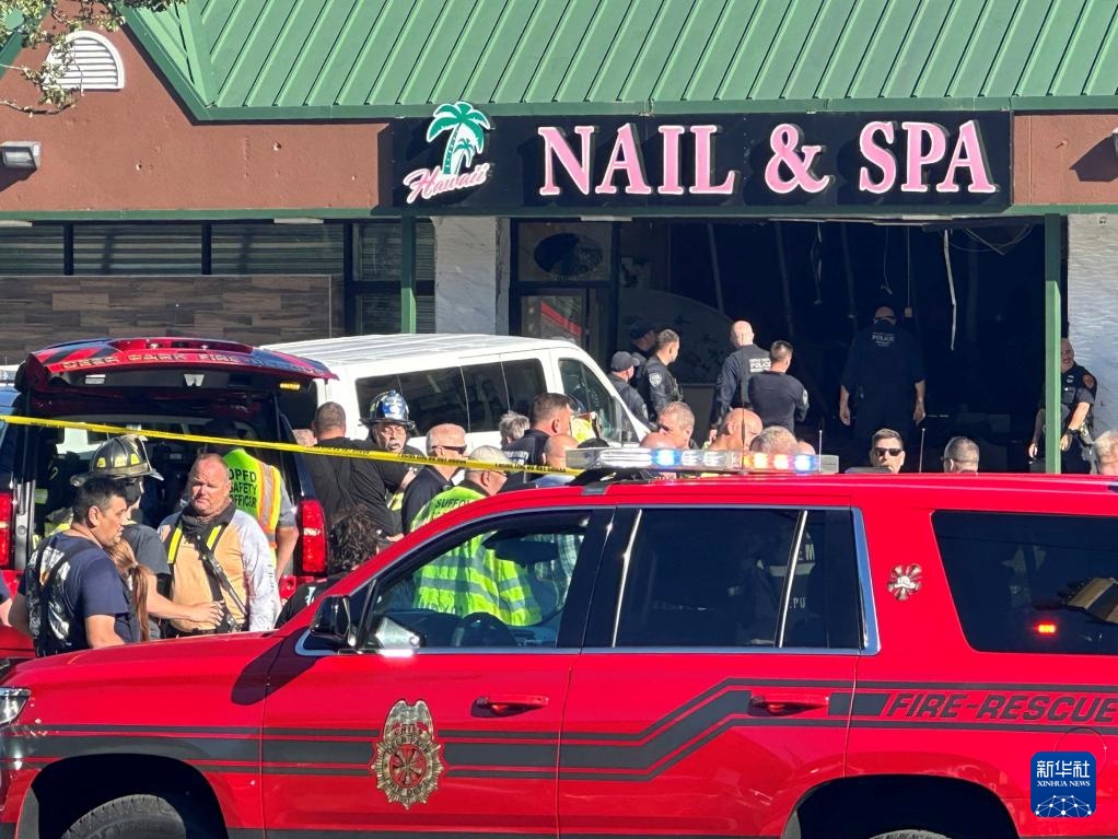 美国一辆汽车冲入美甲店致4死9伤 美国一辆汽车冲入美甲店致4死9伤