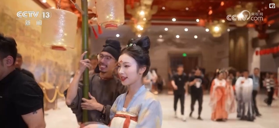 历史是底气！着华服、绾青丝、点朱丹……文化“穿”在百姓身上
