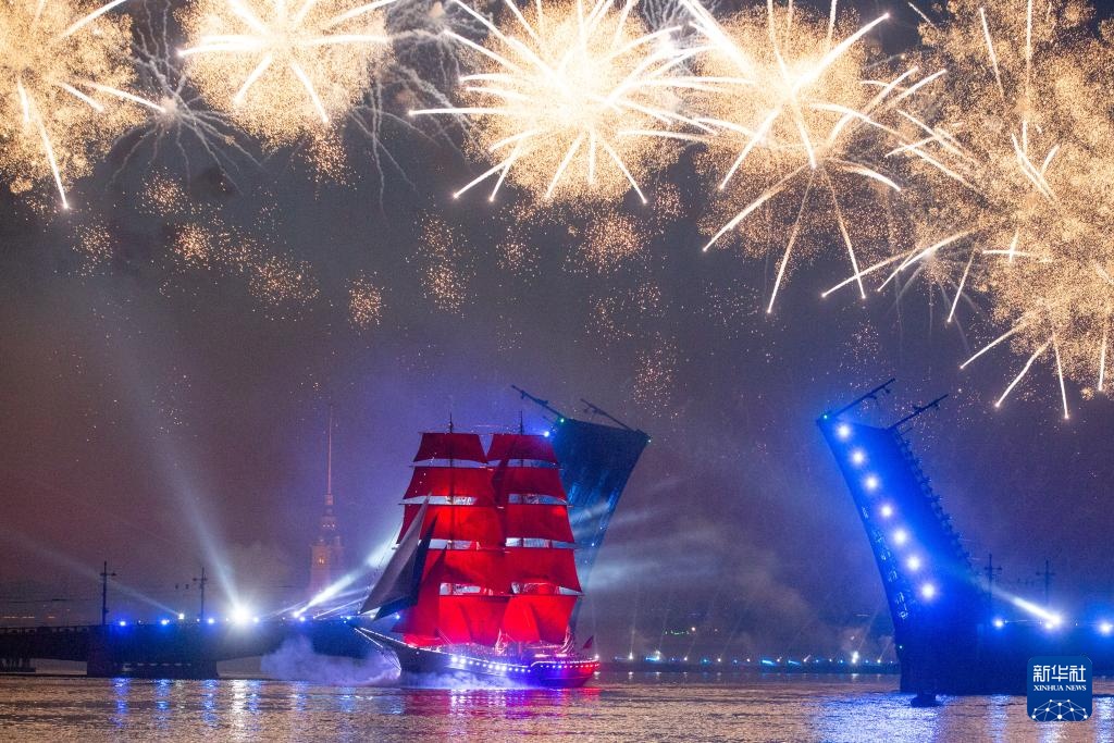 俄罗斯圣彼得堡欢庆“红帆节”