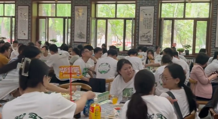 大开眼界！毕业都开始送这个了？