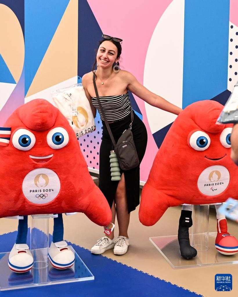 探访巴黎奥运会官方特许商品旗舰店 探访巴黎奥运会官方特许商品旗舰店