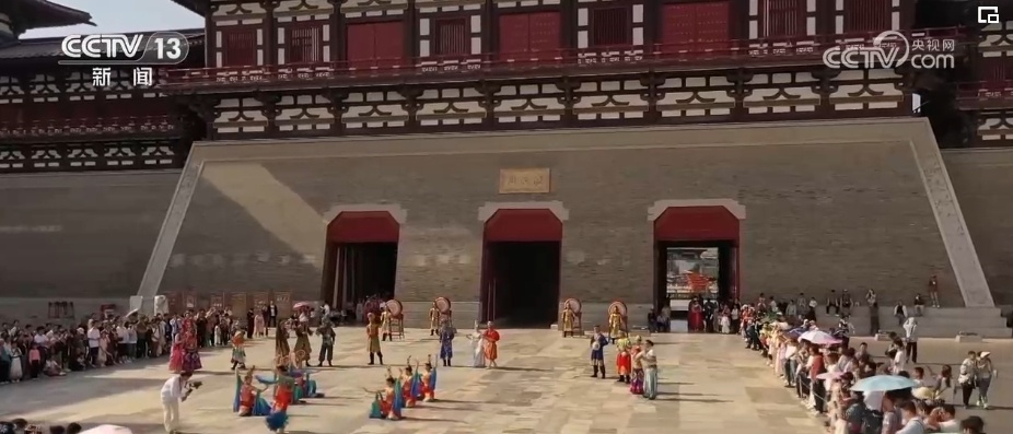 历史是底气！着华服、绾青丝、点朱丹……文化“穿”在百姓身上