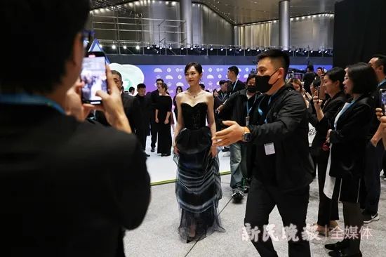 胡歌、周迅获白玉兰奖最佳男女主角，《繁花》拿下5项大奖！现场还有这些精彩瞬间