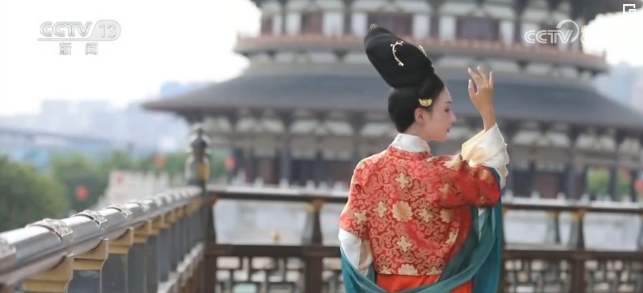 历史是底气！着华服、绾青丝、点朱丹……文化“穿”在百姓身上
