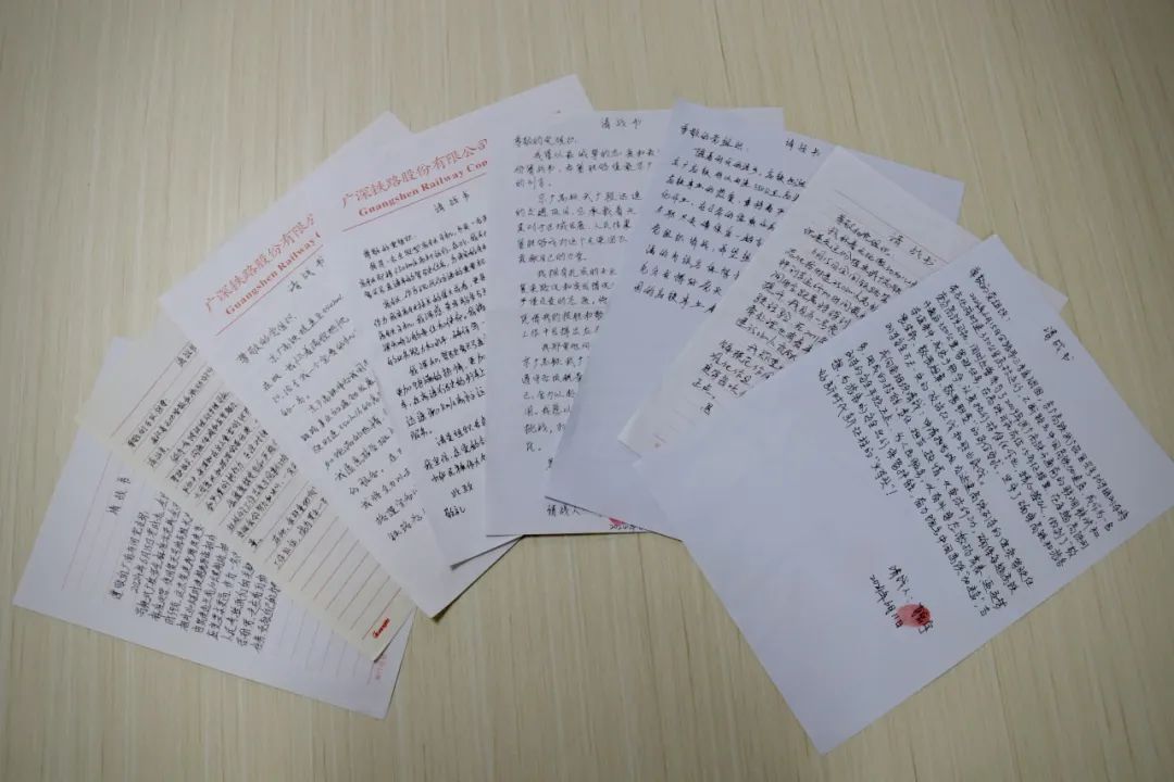 时速350公里!高铁司机开车时到底有多帅? 时速350公里!高铁司机开车时到底有多帅?