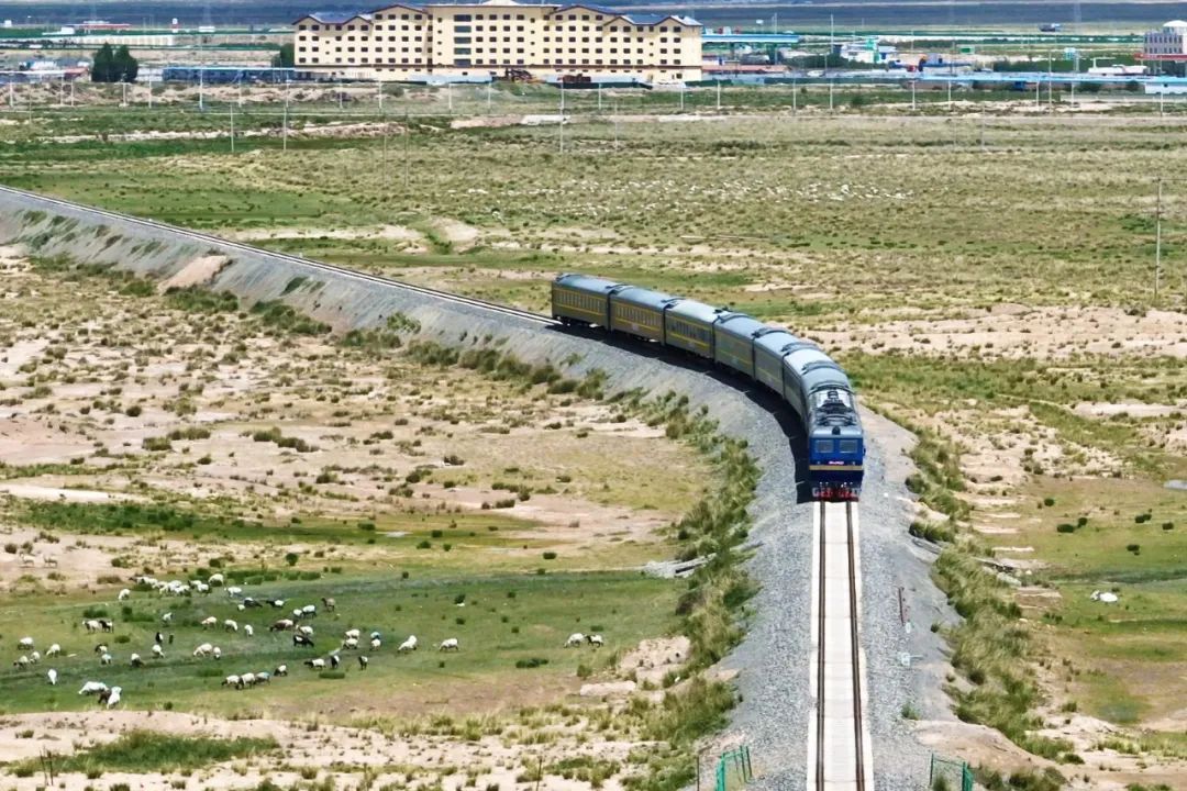 青海茶卡盐湖景区“天空之镜号”便民旅游专列运行 青海茶卡盐湖景区“天空之镜号”便民旅游专列运行