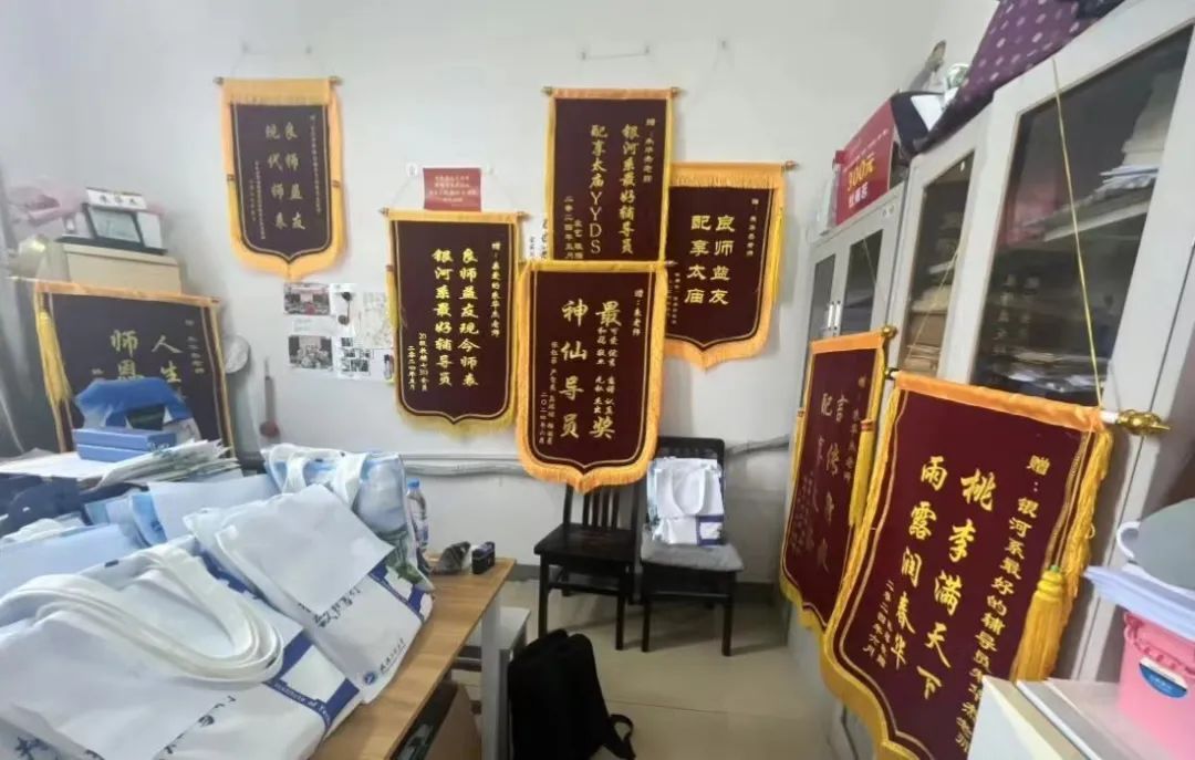 大开眼界！毕业都开始送这个了？