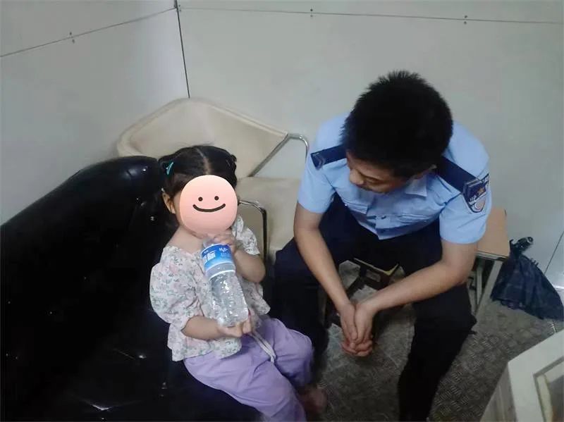 漯河交警化身“奶爸”，女童带着“蜀黍”认家门！