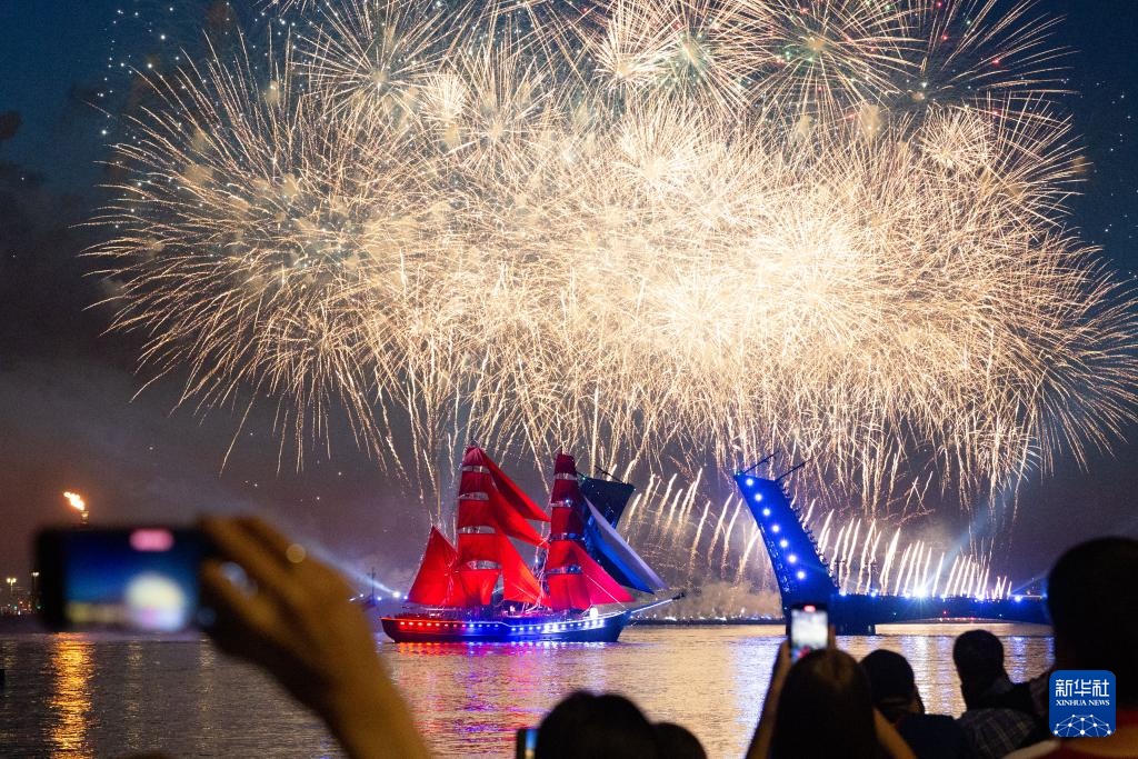 俄罗斯圣彼得堡欢庆“红帆节”