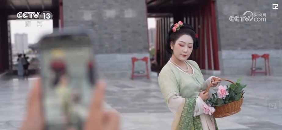 历史是底气！着华服、绾青丝、点朱丹……文化“穿”在百姓身上