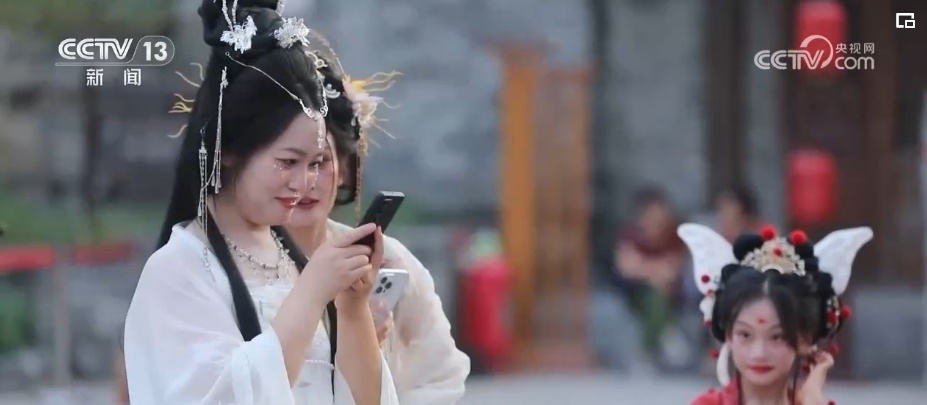 历史是底气！着华服、绾青丝、点朱丹……文化“穿”在百姓身上