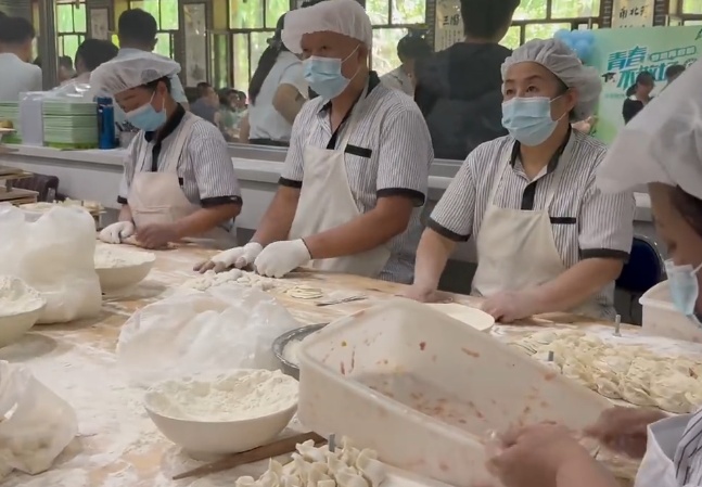 大开眼界！毕业都开始送这个了？