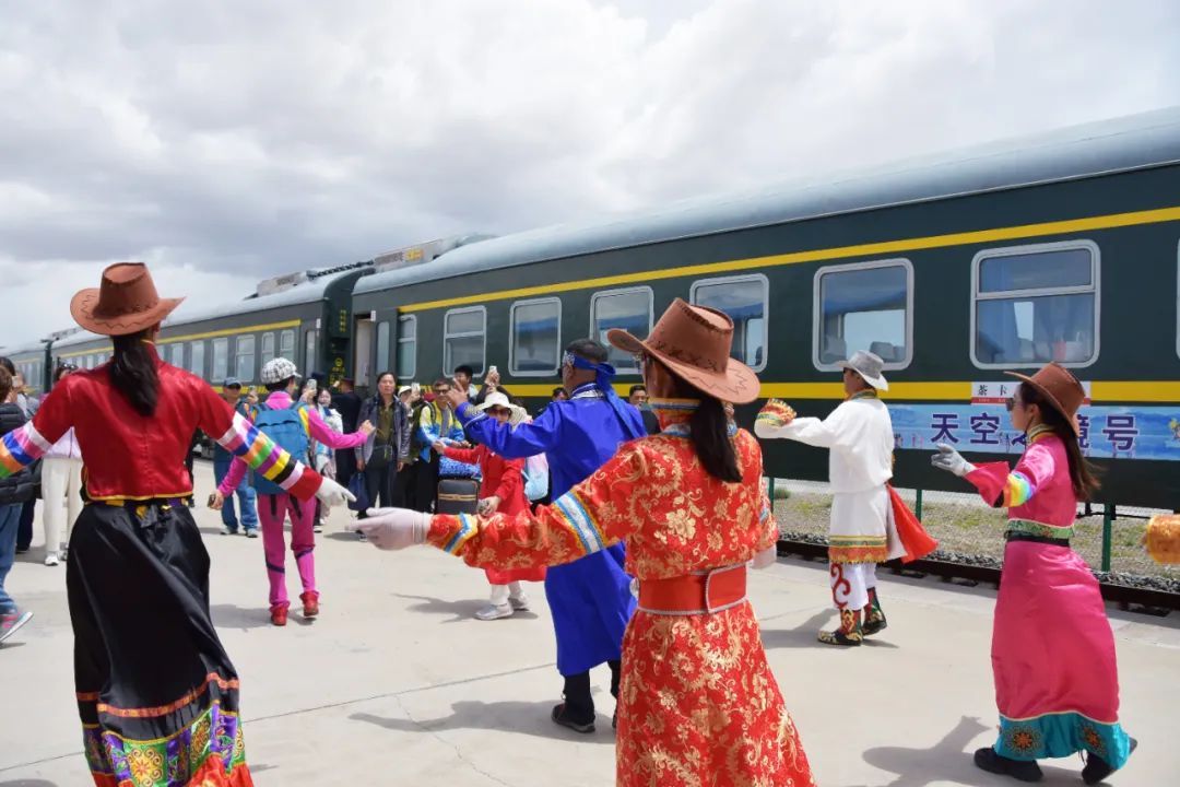 青海茶卡盐湖景区“天空之镜号”便民旅游专列运行 青海茶卡盐湖景区“天空之镜号”便民旅游专列运行