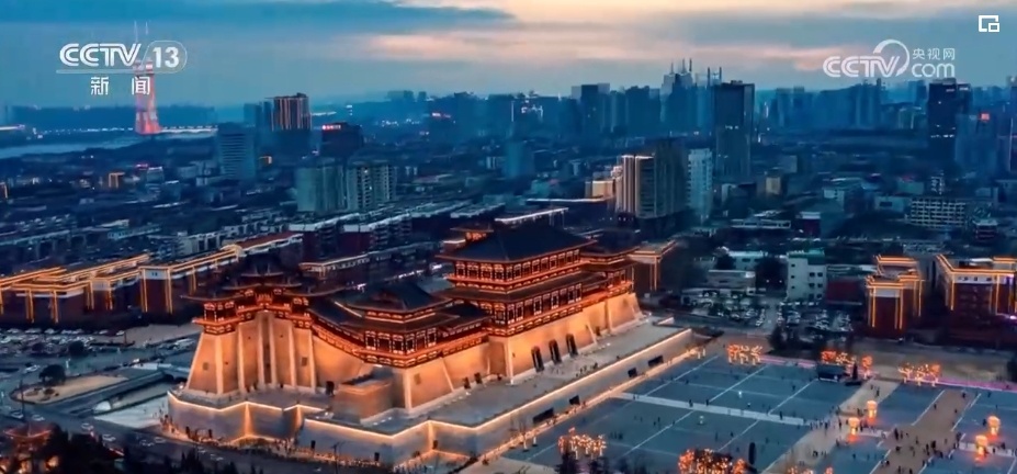 历史是底气！着华服、绾青丝、点朱丹……文化“穿”在百姓身上