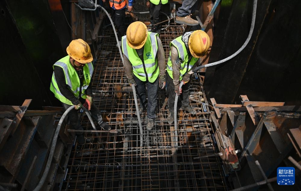 成达万高铁全线首座斜拉桥主塔封顶