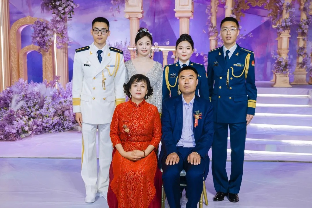 双胞胎一起办婚礼，是种什么体验？还有一件事更酷→