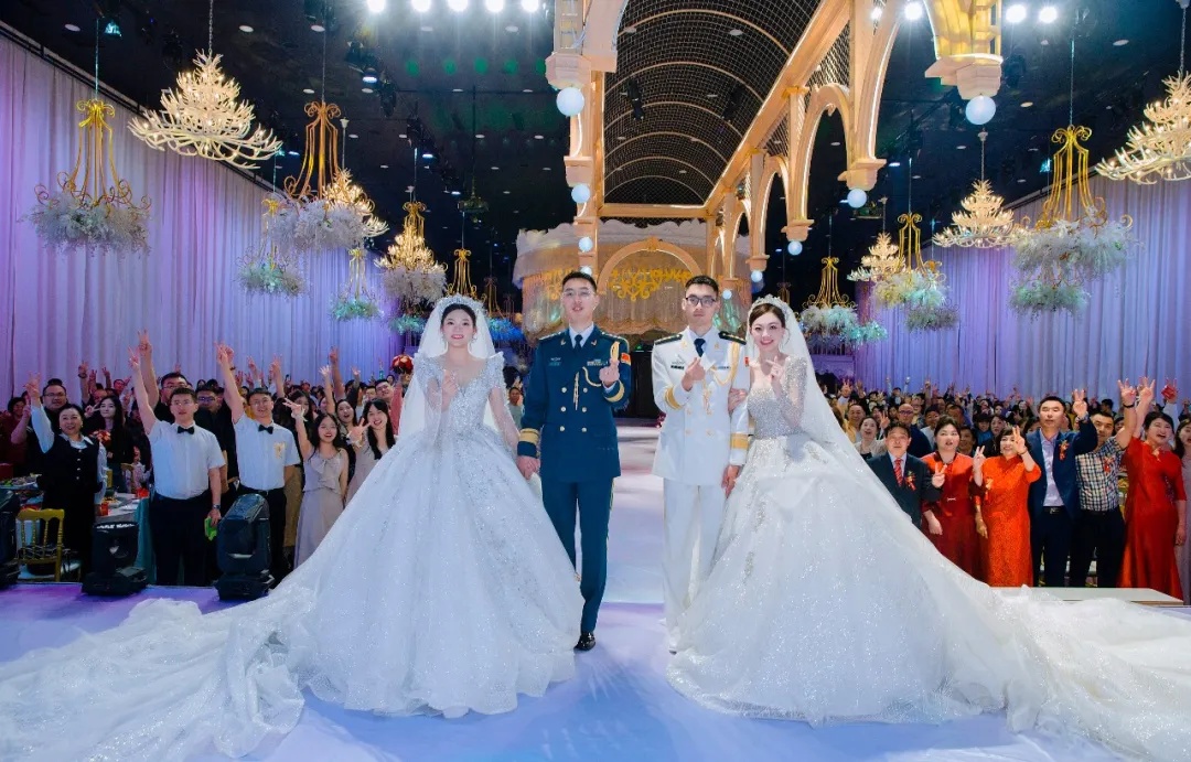 双胞胎一起办婚礼，是种什么体验？还有一件事更酷→