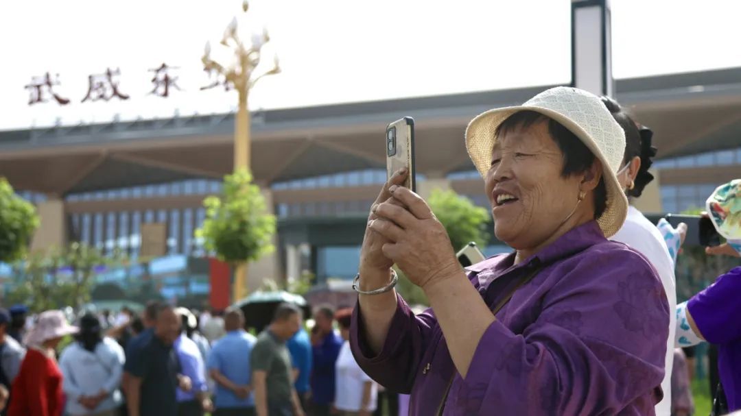 开通!网友赞叹:家乡通高铁啦 开通!网友赞叹:家乡通高铁啦