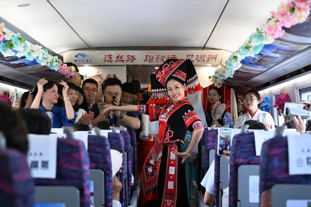 开通!网友赞叹:家乡通高铁啦 开通!网友赞叹:家乡通高铁啦