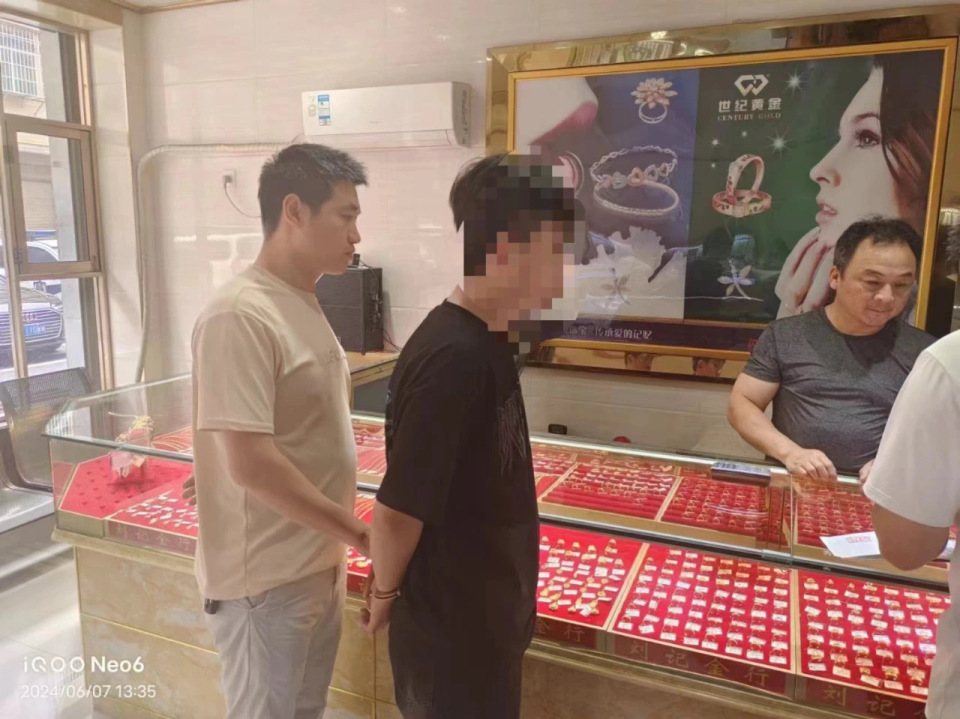 小伙购买10万元黄金首饰后，益阳一金器店老板报警了！警方扯出背后洗钱团伙