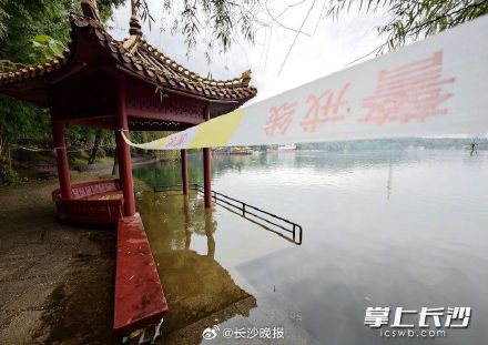 年嘉湖水位上涨拉起警戒线,市民不要靠近临水区域 年嘉湖水位上涨拉起警戒线,市民不要靠近临水区域