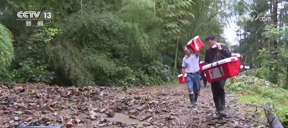 “这是我们应该做的” 冲在抗洪救灾一线的“扁担大军” “这是我们应该做的” 冲在抗洪救灾一线的“扁担大军”