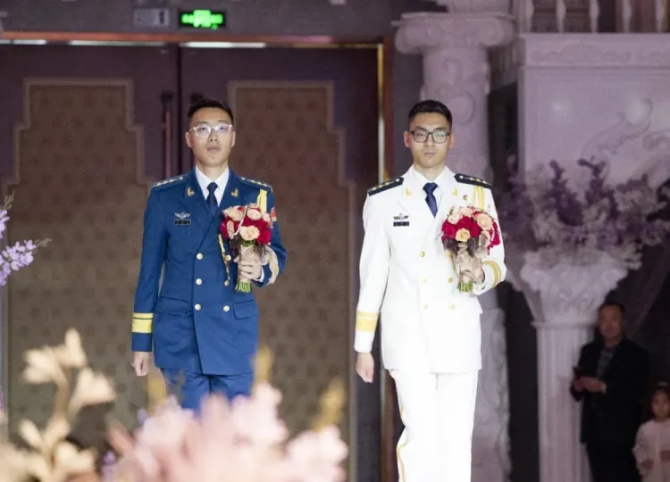 双胞胎兄弟，一起当兵，一起办婚礼，是种什么体验？