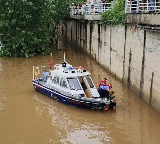 汛期千万别做这些危险行为!长沙八旬大爷险些溺水,幸得水警救援 汛期千万别做这些危险行为!长沙八旬大爷险些溺水,幸得水警救援