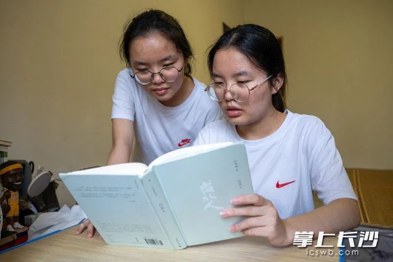 天生默契！湖南双胞胎姐妹高考总分、英语、历史均同分！