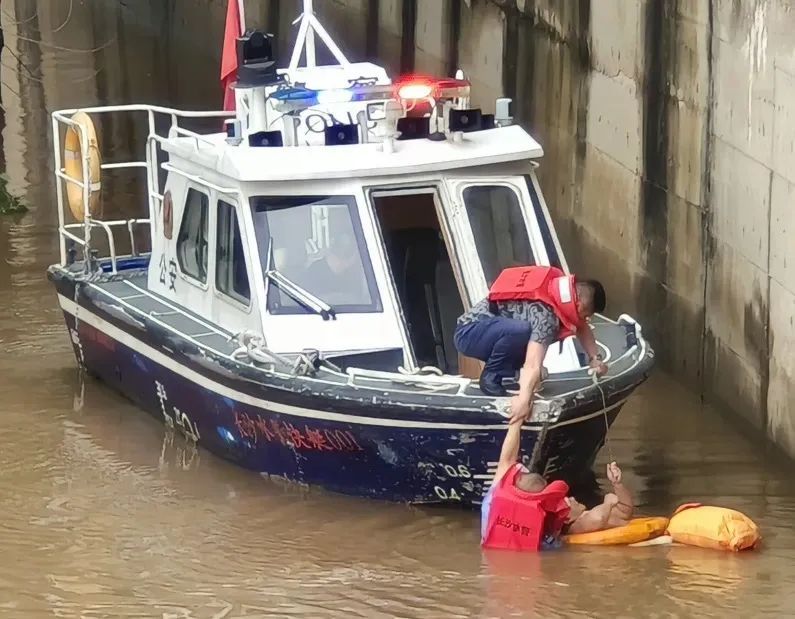 汛期千万别做这些危险行为!长沙八旬大爷险些溺水,幸得水警救援 汛期千万别做这些危险行为!长沙八旬大爷险些溺水,幸得水警救援