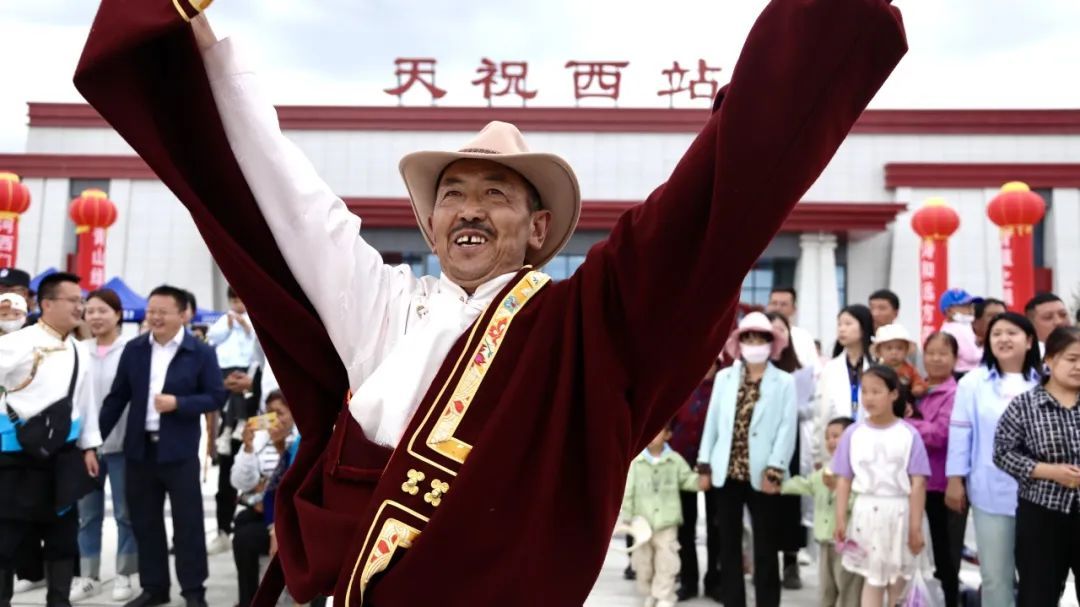 开通!网友赞叹:家乡通高铁啦 开通!网友赞叹:家乡通高铁啦