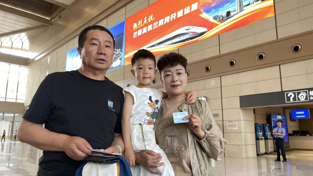 开通!网友赞叹:家乡通高铁啦 开通!网友赞叹:家乡通高铁啦