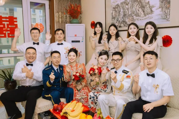 双胞胎兄弟，一起当兵，一起办婚礼，是种什么体验？