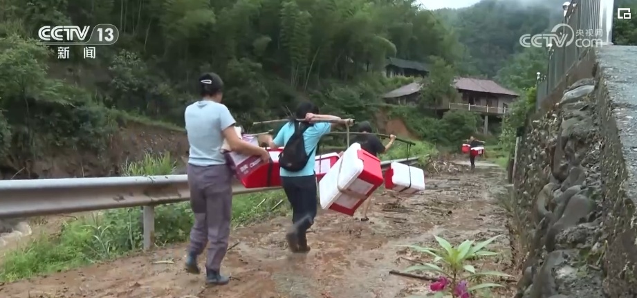 “这是我们应该做的” 冲在抗洪救灾一线的“扁担大军” “这是我们应该做的” 冲在抗洪救灾一线的“扁担大军”