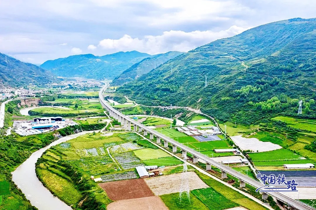 坐着高铁游黄龙九寨，时间又近了！