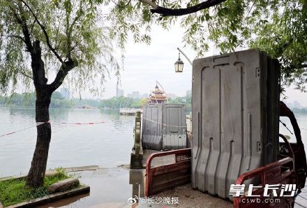 年嘉湖水位上涨拉起警戒线,市民不要靠近临水区域 年嘉湖水位上涨拉起警戒线,市民不要靠近临水区域