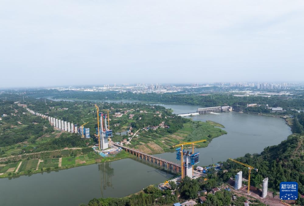 成达万高铁全线首座斜拉桥主塔封顶