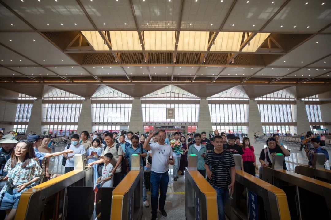 开通!网友赞叹:家乡通高铁啦 开通!网友赞叹:家乡通高铁啦