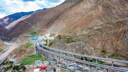 雪域高原大通道——拉萨至日喀则高速公路通车 雪域高原大通道——拉萨至日喀则高速公路通车