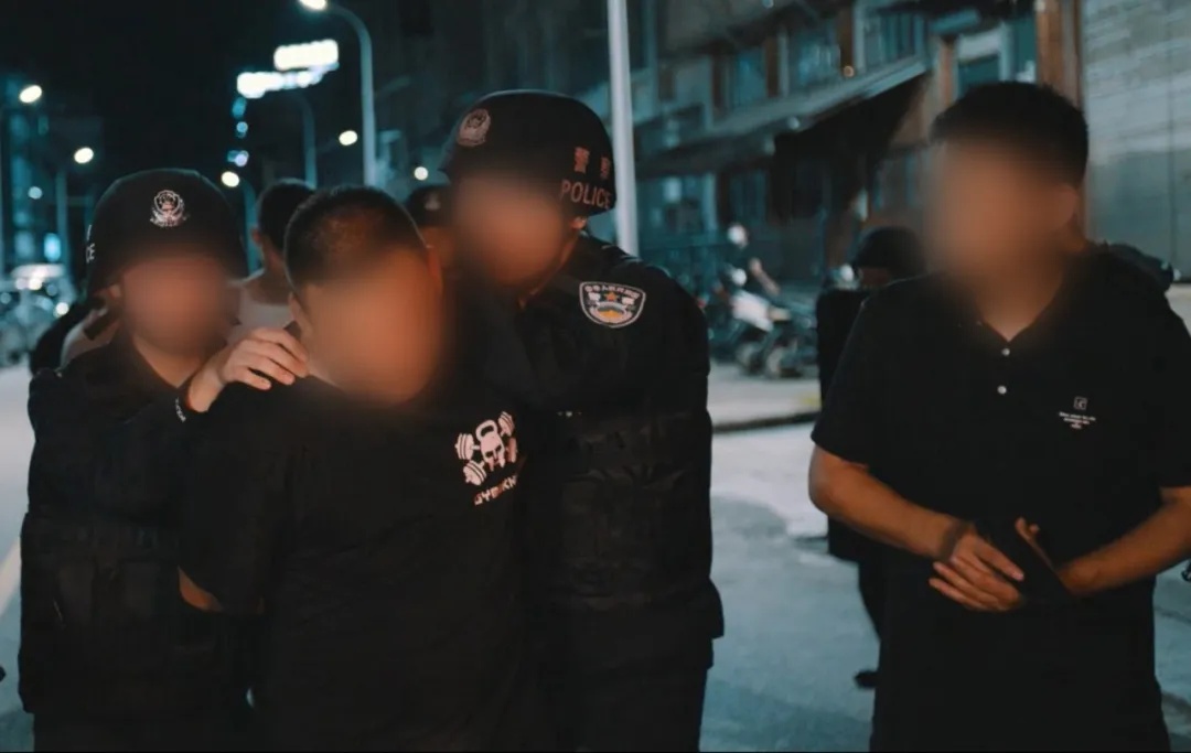 惊出冷汗！缉毒警卧底侦查连续偶遇同事…