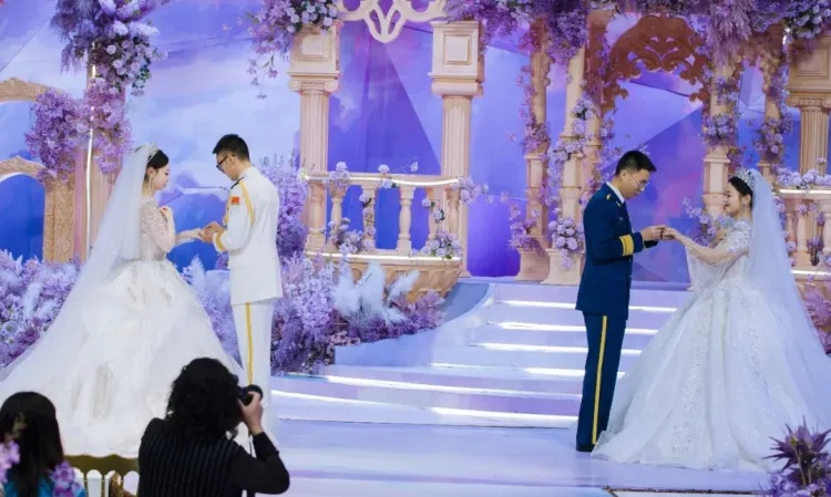 双胞胎兄弟，一起当兵，一起办婚礼，是种什么体验？