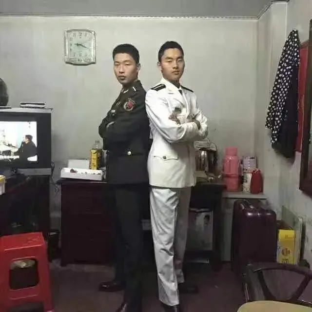 双胞胎兄弟，一起当兵，一起办婚礼，是种什么体验？