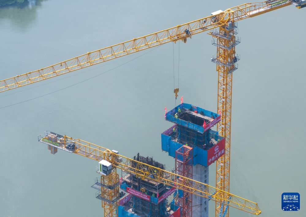 成达万高铁全线首座斜拉桥主塔封顶