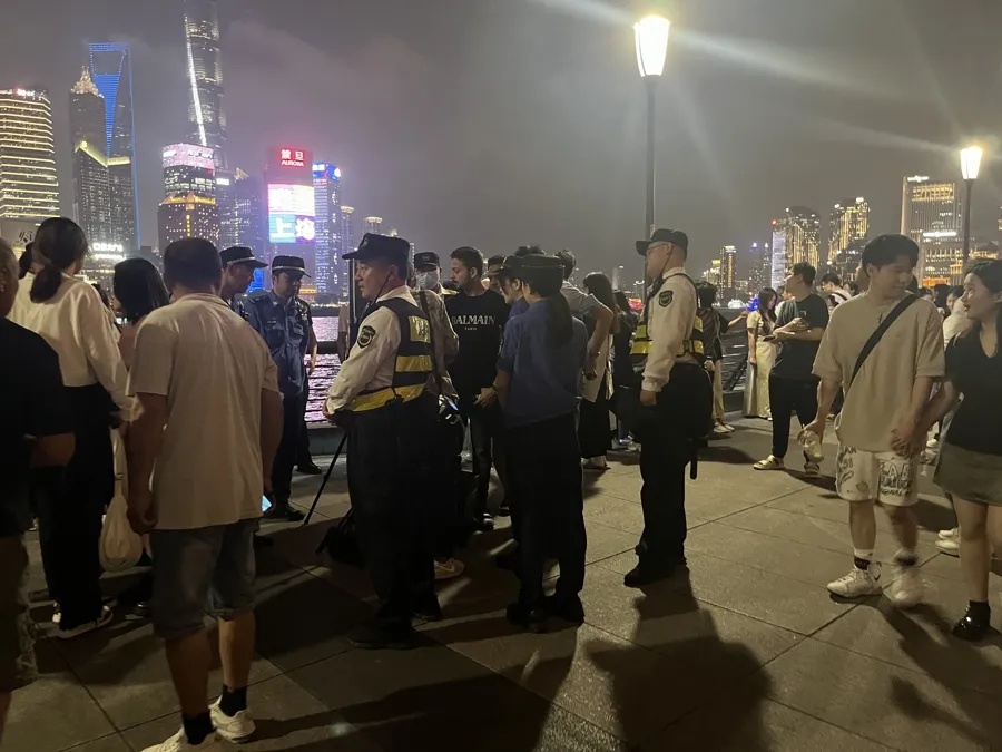 事发上海外滩，网友怒了：全被他们霸占！
