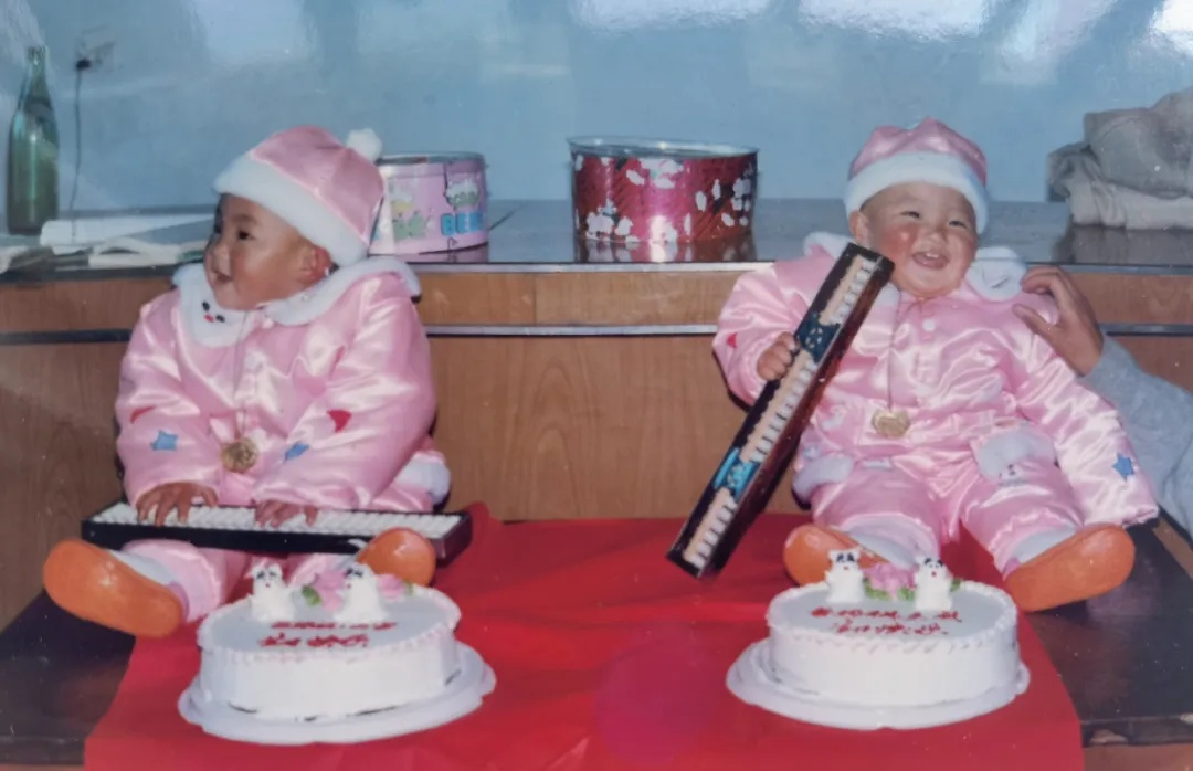 双胞胎一起办婚礼，是种什么体验？还有一件事更酷→