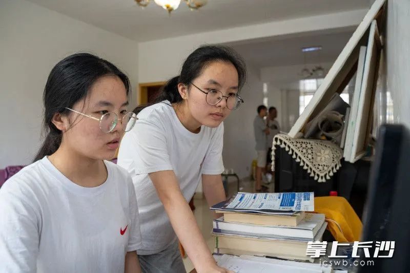 天生默契！湖南双胞胎姐妹高考总分、英语、历史均同分！