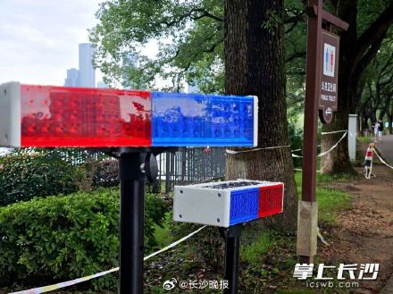 年嘉湖水位上涨拉起警戒线,市民不要靠近临水区域 年嘉湖水位上涨拉起警戒线,市民不要靠近临水区域