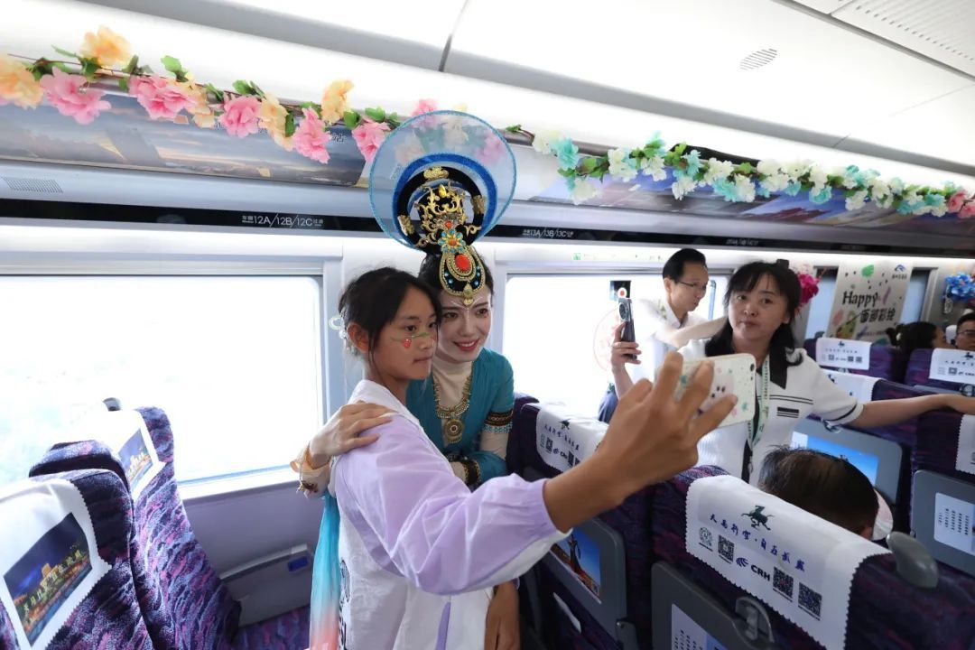 开通!网友赞叹:家乡通高铁啦 开通!网友赞叹:家乡通高铁啦