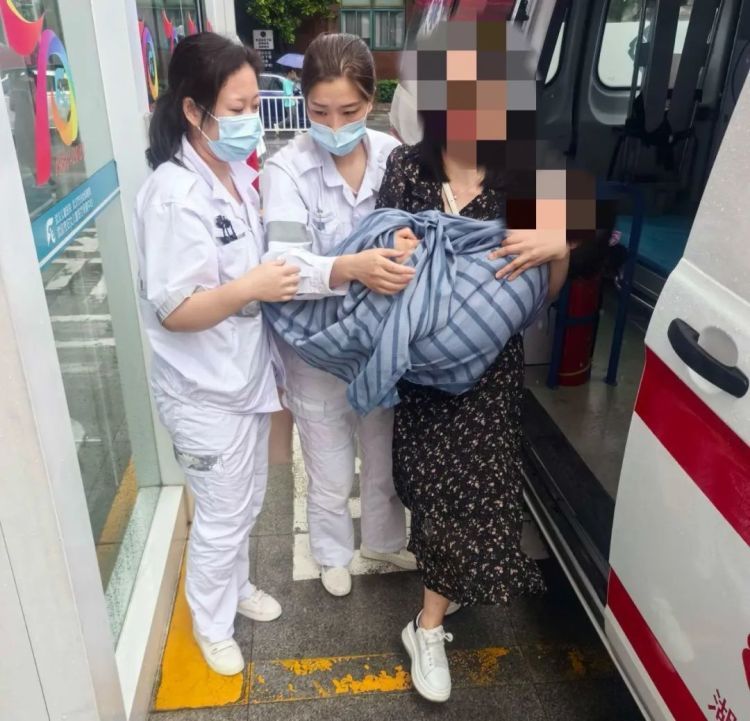 情况紧急!小女孩万米高空突陷昏迷,备降武汉! 情况紧急!小女孩万米高空突陷昏迷,备降武汉!